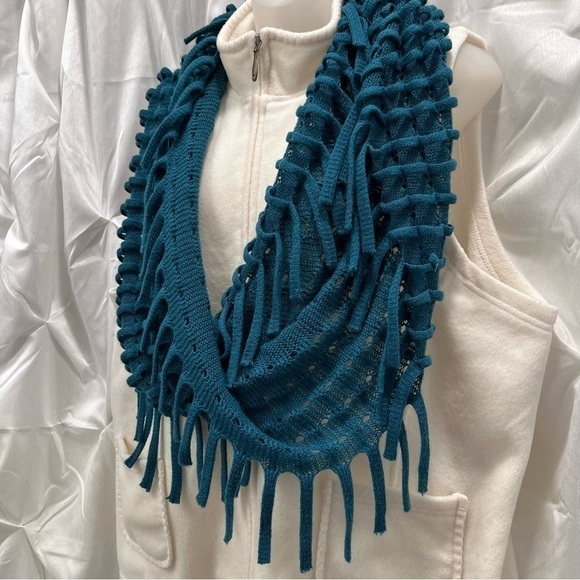🌟 $10 🌟 Crocheted tube scarf with tassels - Picture 2 of 6